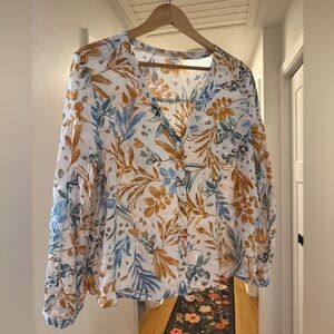 En Creme White and Blue Floral Blouse